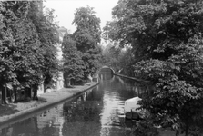 604280 Gezicht op de Oudegracht te Utrecht, vanaf de Jacobibrug naar het noorden.